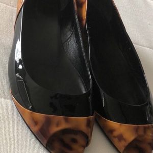 Authentic Gucci peep-toe flat shoes.